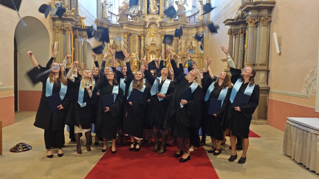 Slavnostní předávání diplomů prvním absolventům VOŠZ