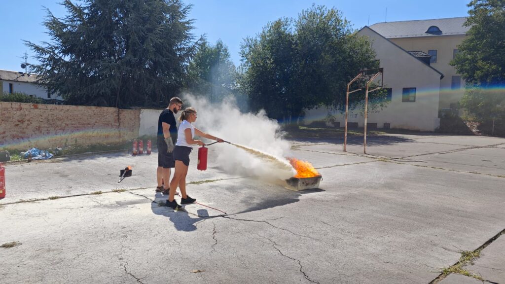 Pedagogové i nepedagogové si vyzkoušeli, jak zvládnout požár v praxi