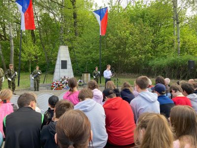 Žáci 2.A uctili památku popravených odbojářů u bratršovského památníku